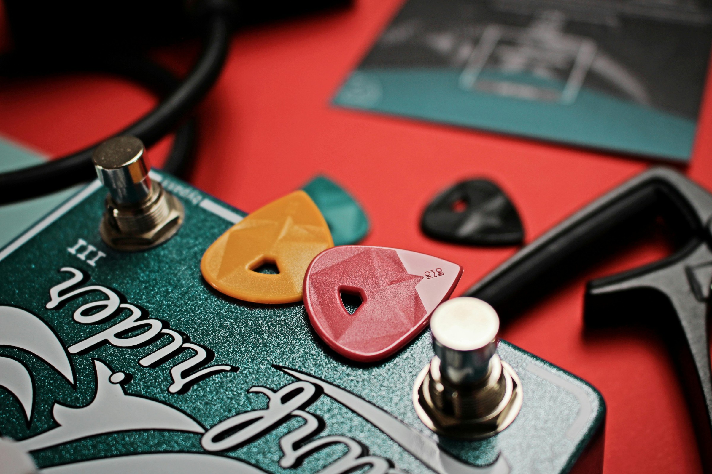 Struny, kostki, paski – jakie akcesoria do gitary naprawdę warto kupić?